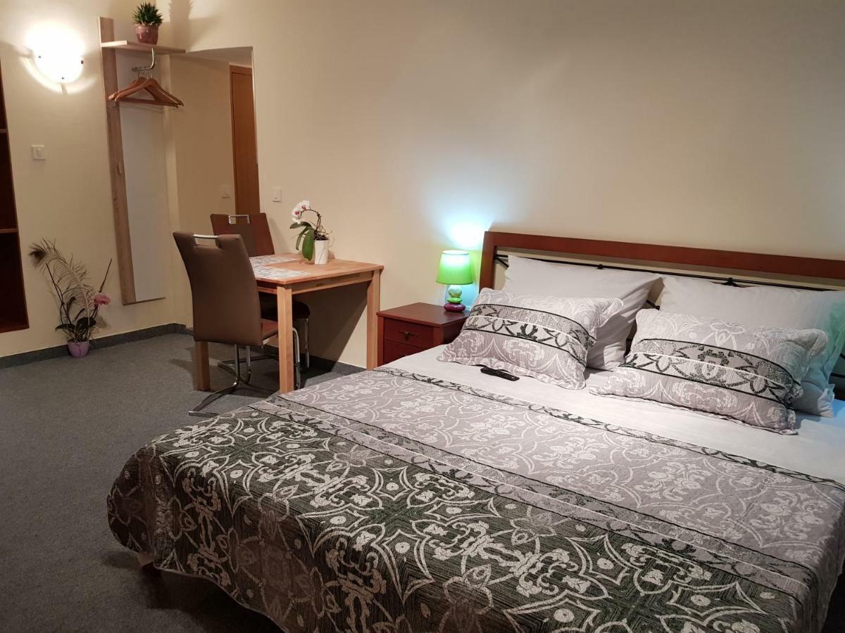 Elg Rooms Postojna Bagian luar foto